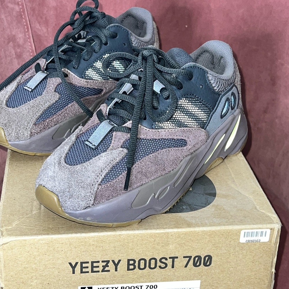 Yeezy boost 700 mauve